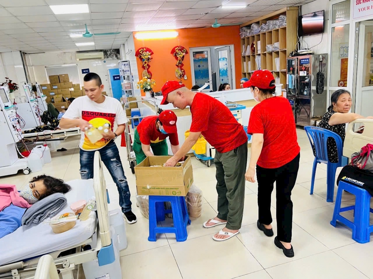 Nhóm thiện nguyện "Mùa thu và những người bạn" phát cháo cho người bệnh (Ảnh NVCC)