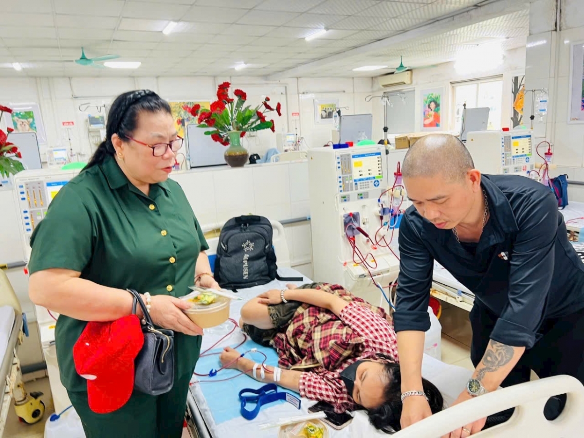 Bà Nguyễn Thị Nhung tham gia phát cháo cho người bệnh (Ảnh NVCC)