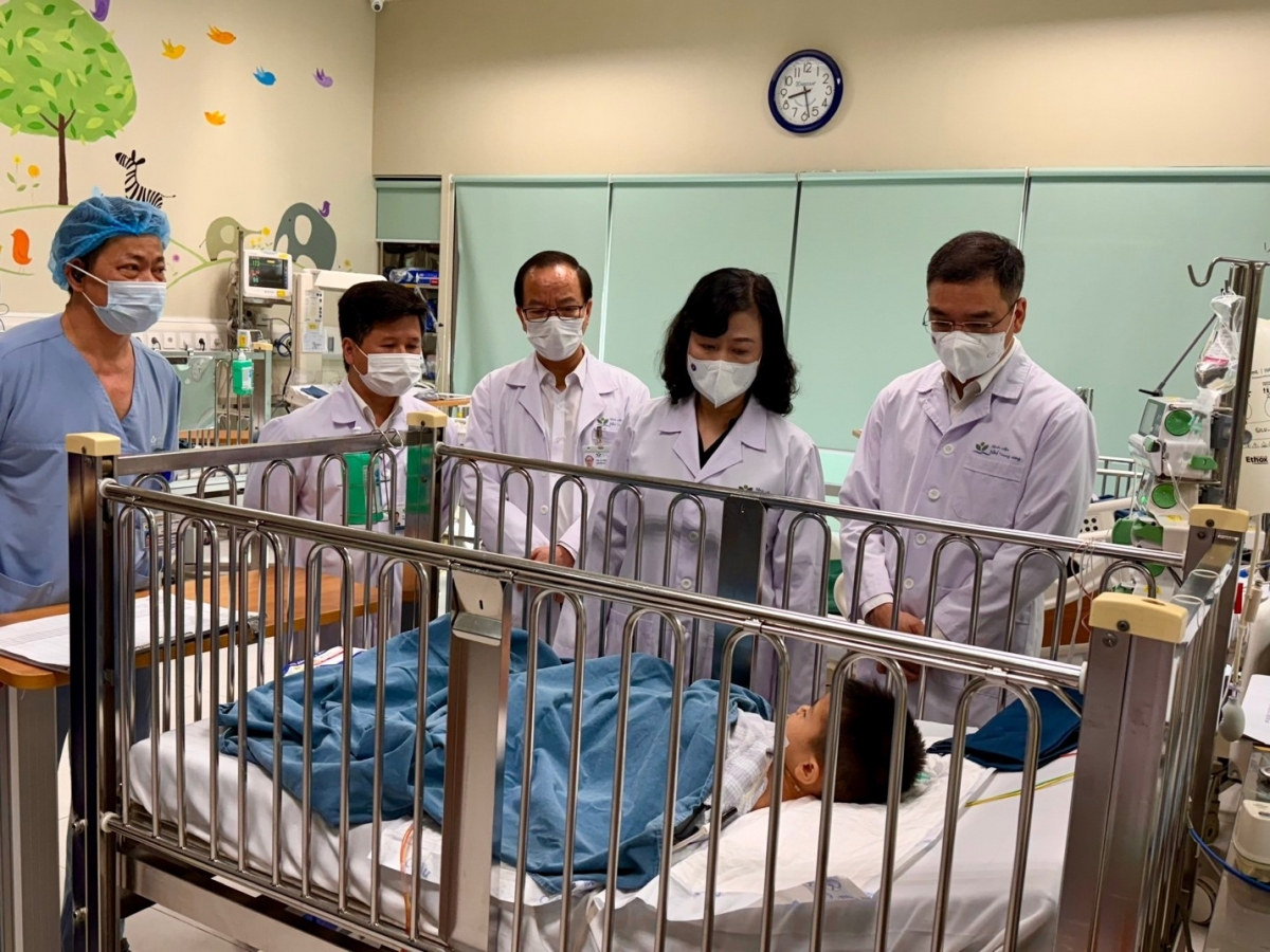 Bộ trưởng Bộ Y tế Đào Hồng Lan thăm bệnh nhi M.T.A đang điều trị tại Khoa Hồi sức ngoại khoa (Ảnh: Bộ Y tế)