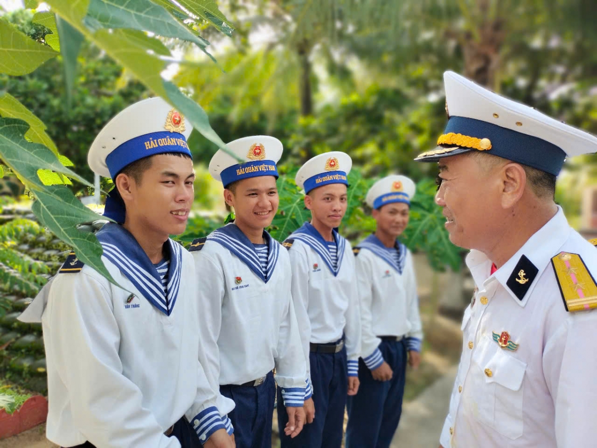 Cựu chiến binh hải quân động viên các chiến sĩ trẻ đang làm nhiệm vụ tại quần đảo Trường Sa
(Ảnh: P/V)
