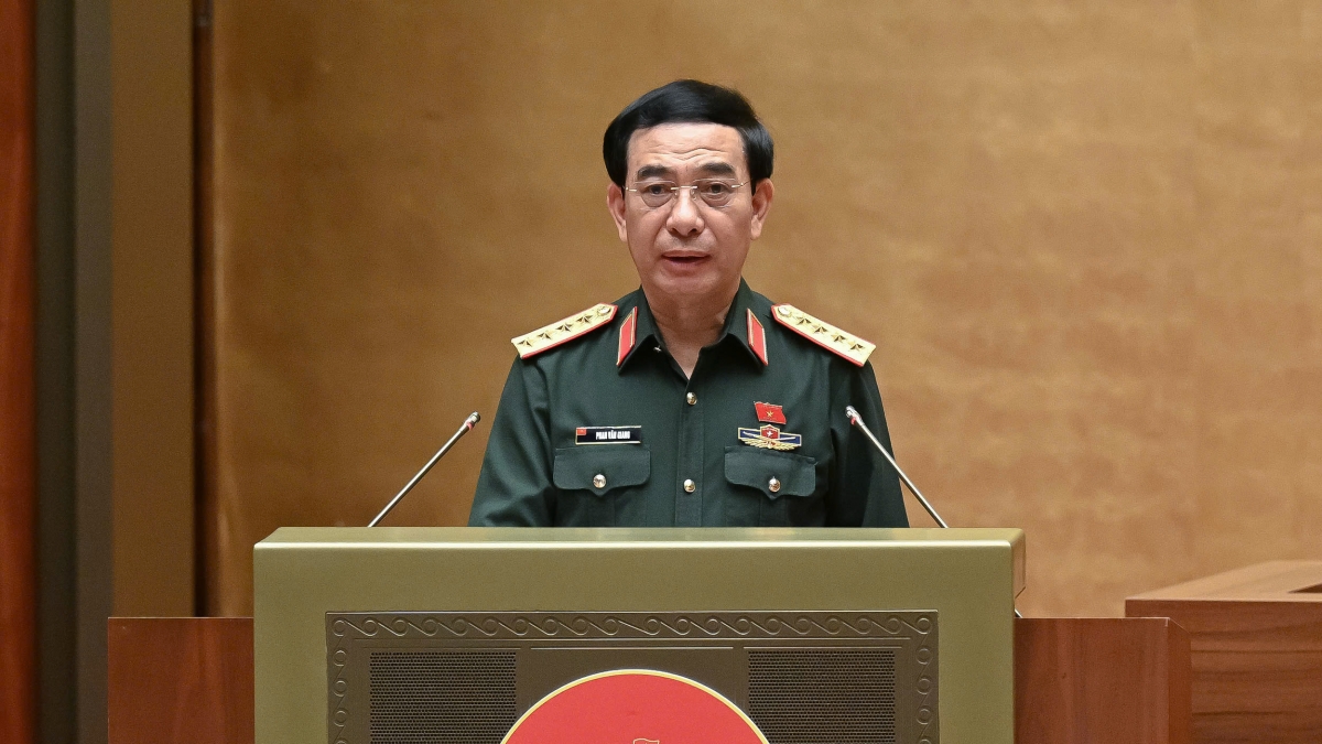 Bộ trưởng Bộ Quốc phòng - Phan Văn Giang, thừa ủy quyền của Thủ tướng Chính phủ trình bày Tờ trình dự án Luật Tình trạng khẩn cấp. Ảnh: quochoi.vn