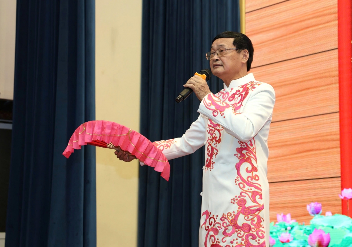 Ông Phủng là hạt nhân văn nghệ tích cực của khu dân cư (Ảnh: NVCC)
