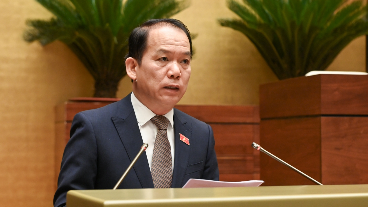 Chủ nhiệm Ủy ban Pháp luật và Tư pháp của Quốc hội Hoàng Thanh Tùng trình bày Báo cáo thẩm tra dự án Bộ luật Hình sự (sửa đổi). Ảnh: quochoi.vn