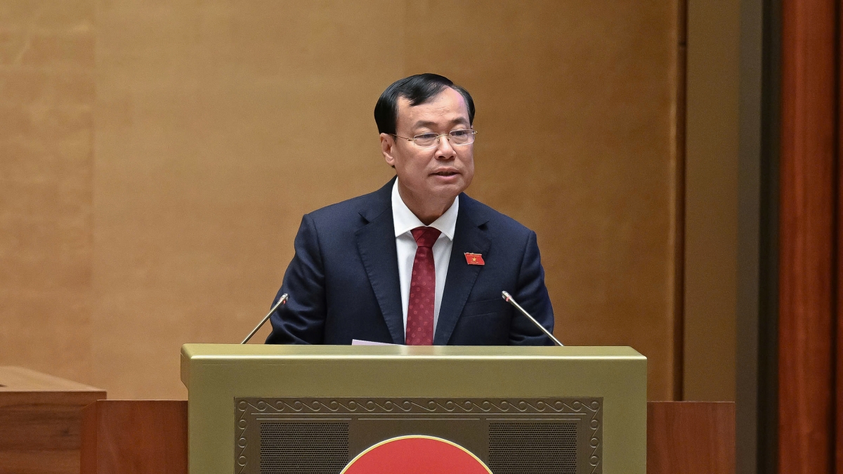 Chủ nhiệm Ủy ban Quốc phòng, An ninh và Đối ngoại của Quốc hội - Lê Tấn Tới trình bày Báo cáo thẩm tra dự án Luật Tình trạng khẩn cấp. Ảnh: quochoi.vn