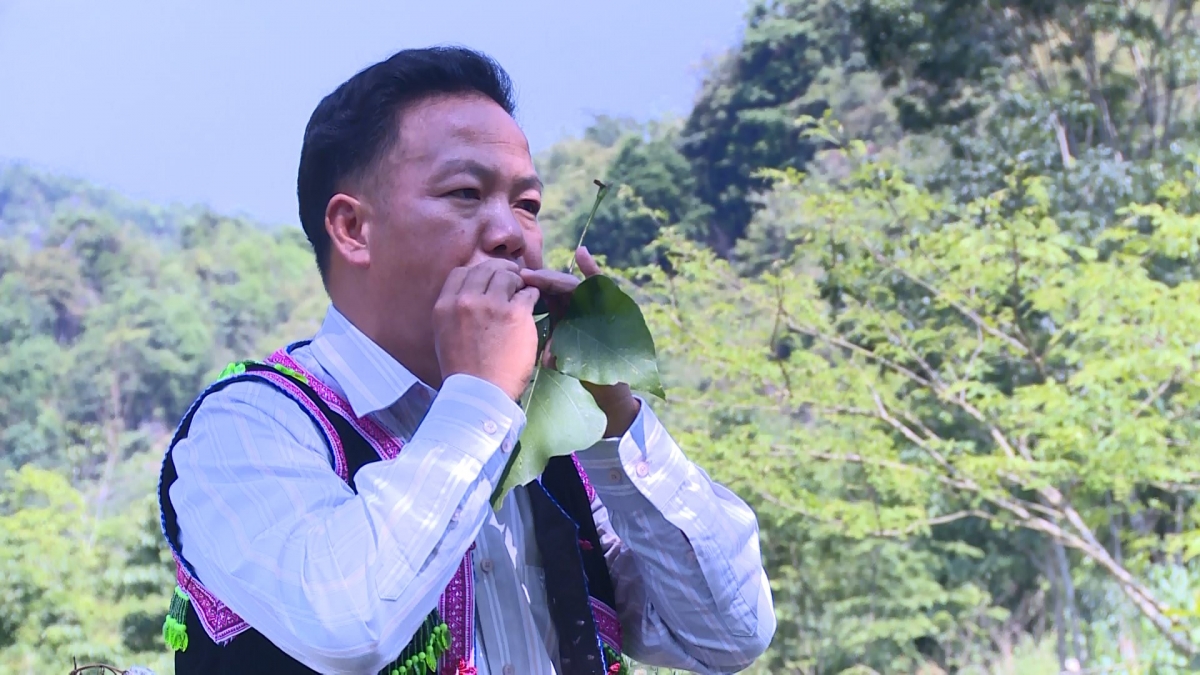 Chàng trai Mông đáp lại tiếng kèn lá của bạn gái (Ảnh: Giàng Seo Pùa)