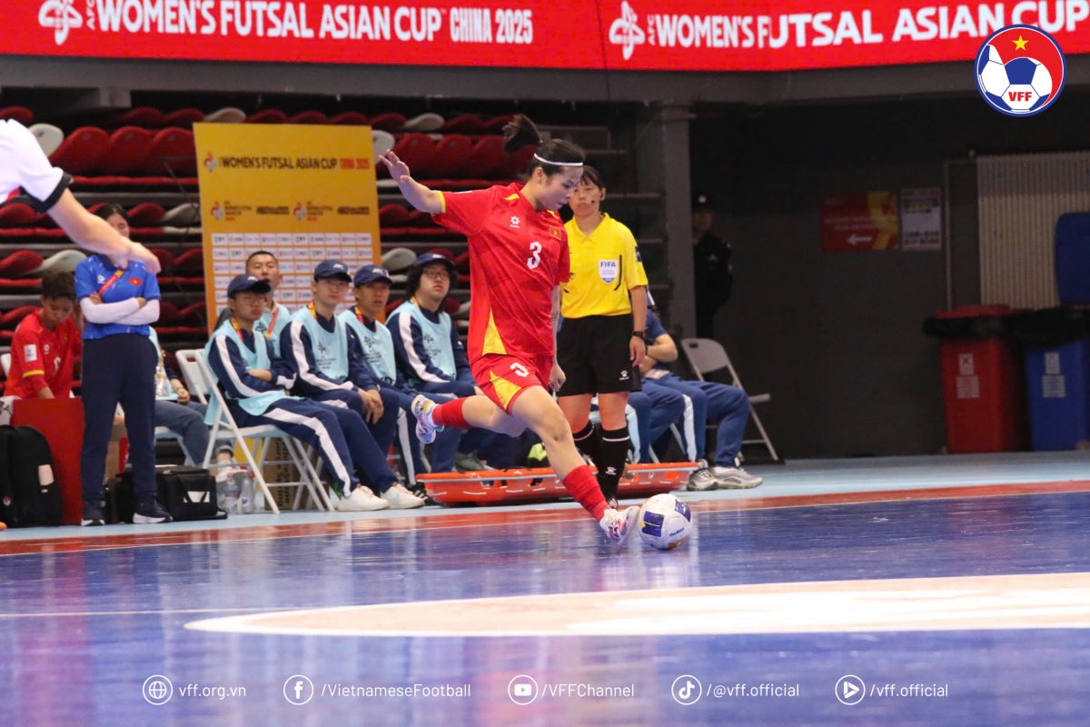 ĐT Futsal nữ Việt Nam thi đấu lấn lướt ngay sau tiếng còi khai cuộc