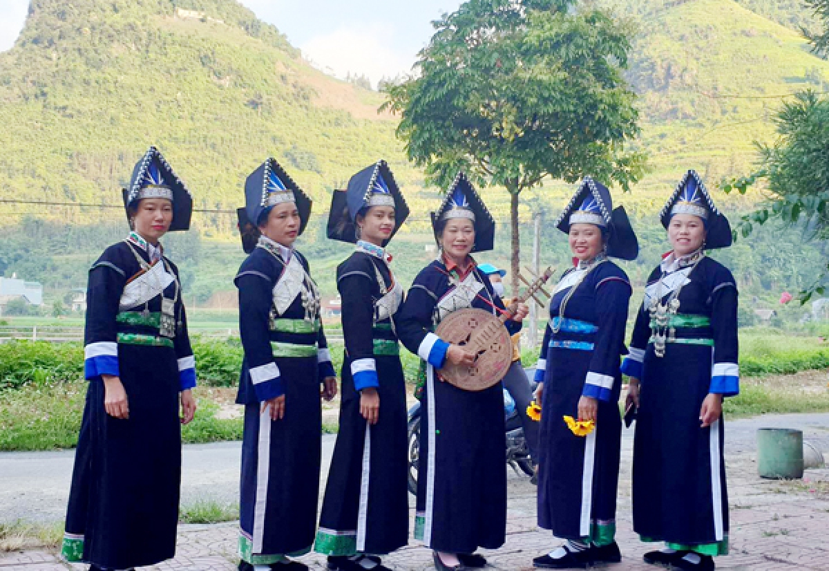 Phụ nữ Pa Dí với trang phục độc đáo. Ảnh: Báo Lào Cai