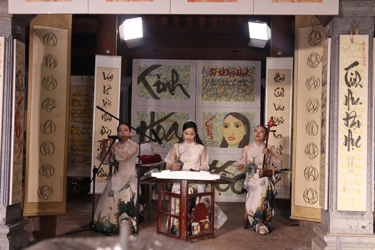 Ban nhạc Văn Miếu trình diễn bản nhạc Tinh hoa đạo học” tại Lễ ra mắt Album “Sử đá lưu danh”. Ảnh: BTC