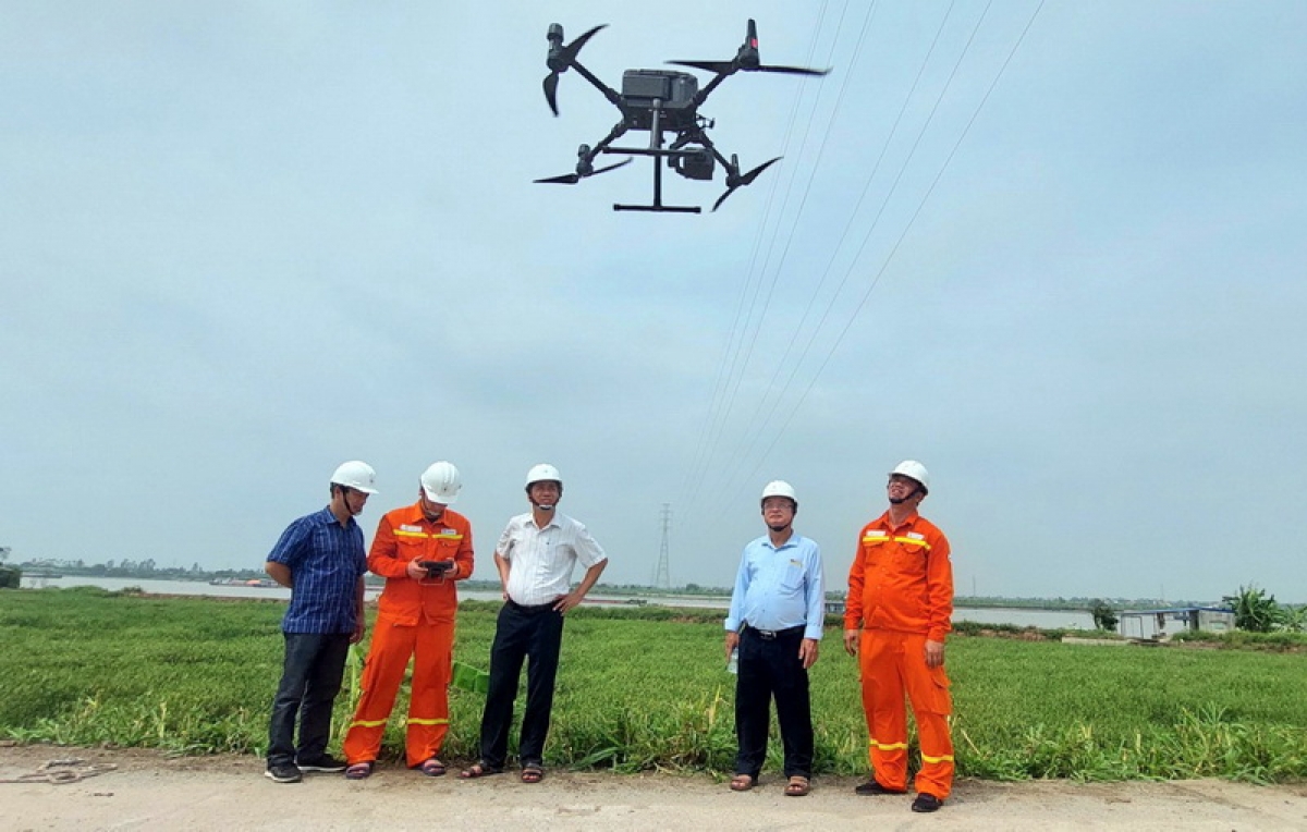 Sử dụng thiết bị UAV giúp công việc của người lính truyền tải thuận tiện hơn (Ảnh minh họa)