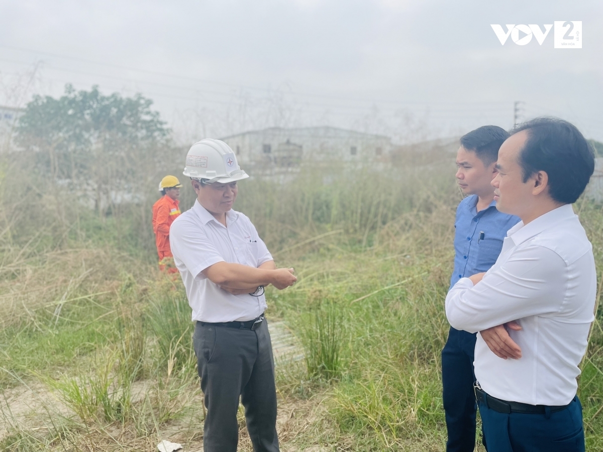 Ông Đinh Thế Hùng (đội mũ) - Phó Giám đốc truyền tải điện Hà Nội