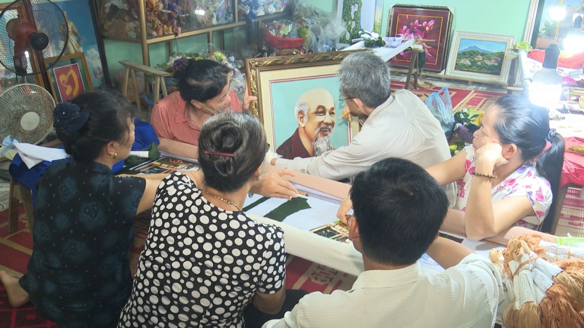 Nghệ nhân Nguyễn Cao Bính đang hướng dẫn thợ thêu cách phối chỉ màu