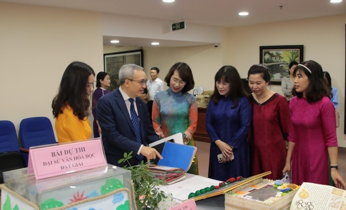Thứ trưởng Bộ VH-TT&DL Phan Tâm cùng các đại biểu tham quan trưng bày các tác phẩm tiêu biểu trong cuộc thi "Đại sứ văn hóa đọc". Ảnh: Tuấn Minh