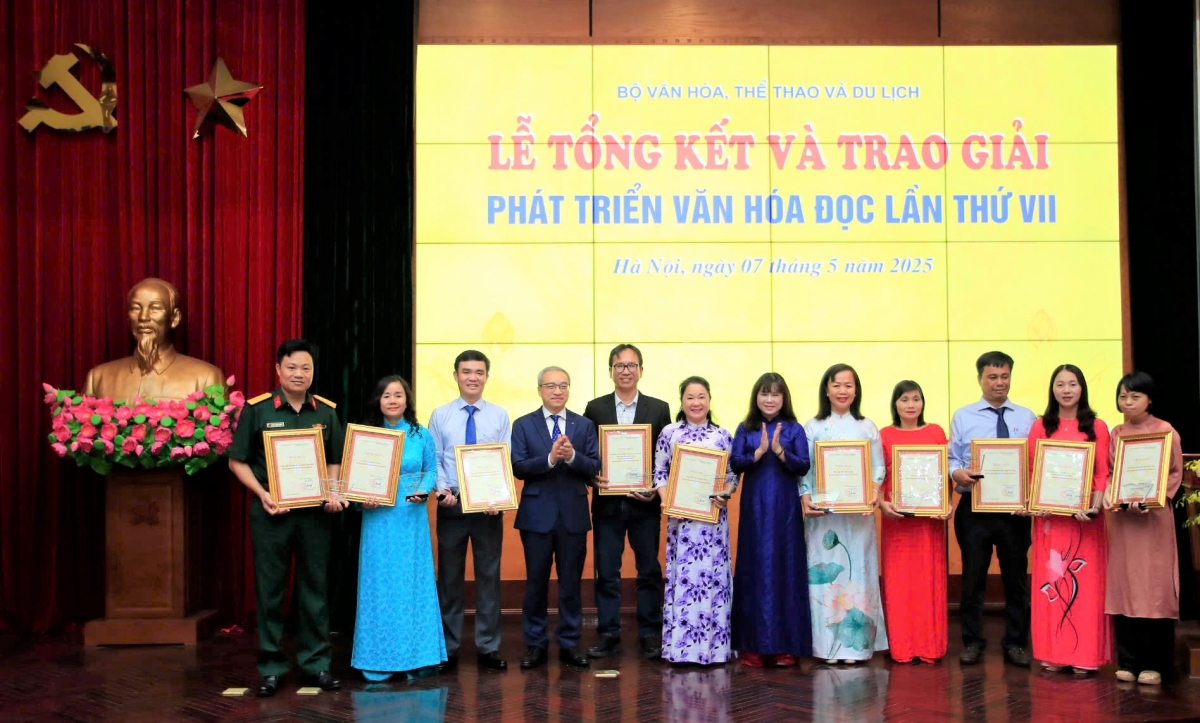 Thứ trưởng Phan Tâm và Cục trưởng Cục VHCS, GĐ&TV Ninh Thị Thu Hương trao "Giải thưởng phát triển văn hóa đọc" cho các tập thể và cá nhân. Ảnh: Tuấn Minh