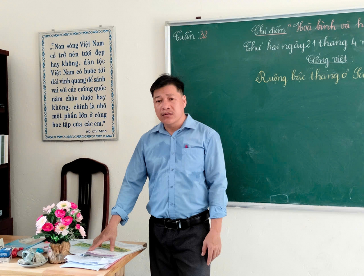 Thầy Trương Hồng Lĩnh, giáo viên trường Tiểu học xã Sinh Tồn (Ảnh: PV)