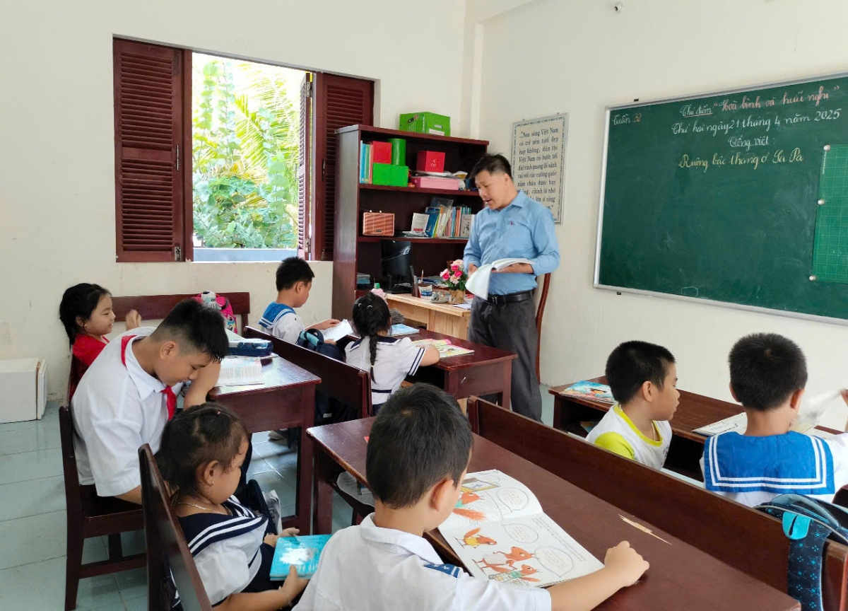 Một tiết học như thường ngày tại trường Tiểu học xã Sinh Tồn (Ảnh: P/V)