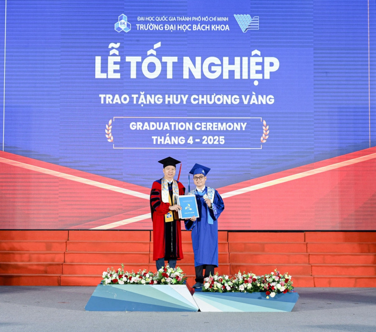 GS, TS Mai Thanh Phong - Hiệu trưởng Trường ĐHBK (ĐHQG TP.HCM) trao bằng tốt nghiệp và HCV cho thủ khoa Lã Nguyễn Gia Hy (Ảnh: Trường ĐHBK TPHCM)