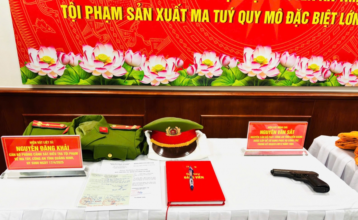 Hiện vật của Liệt sĩ, Thiếu tá Nguyễn Đăng Khải và trinh sát Nguyễn Văn Sắt. Ảnh: BTC