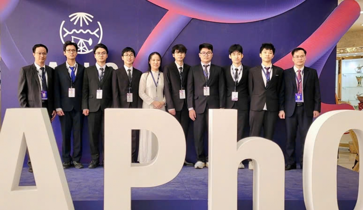 Từ trái qua phải: PGS.TS Đặng Đức Vượng - Phó Trưởng đoàn; em Trần Lê Thiện Nhân, em Lý Bá Khôi, em Trần Trung Hiếu, em Nguyễn em Ngọc Phương Anh, em Nguyễn Công Vinh, Em Trương Đức Dũng, Em Phan Quang Triết và em Nguyễn Thế Quân; GS.TS Lục Huy Hoàng - Trưởng đoàn. (Ảnh: Moet)