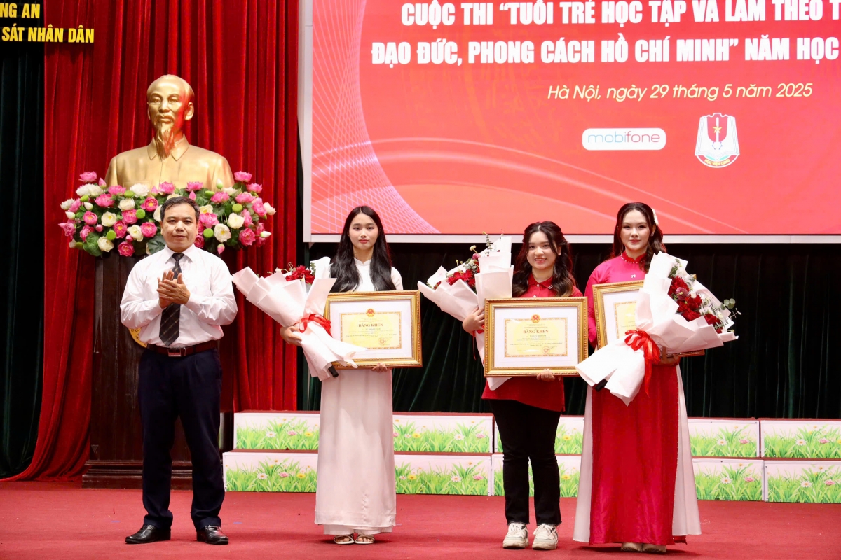 Ban tổ chức trao giải Nhất cho các cá nhân (Ảnh: BTC)