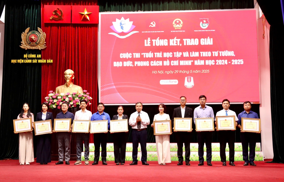 Ban tổ chức trao giải tập thể cho các đơn vị (Ảnh: BTC)