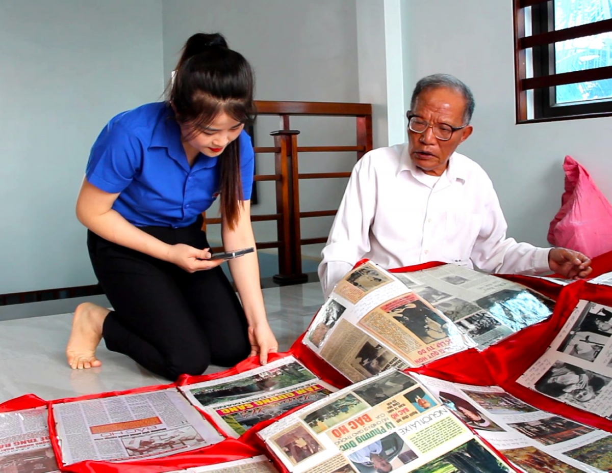 Những bức ảnh, tư liệu về Bác Hồ và nhiều nhân vật lịch sử được ông Phong xem là kho tàng quý báu
