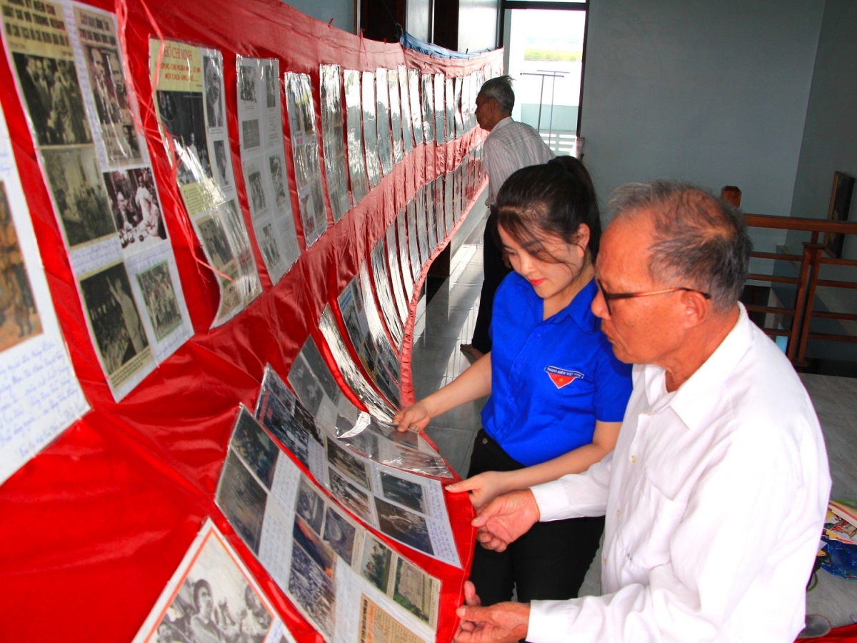 Hơn nửa thế kỷ sưu tầm, ông Phong đã có hơn 3.000 bức ảnh, tư liệu về Bác Hồ