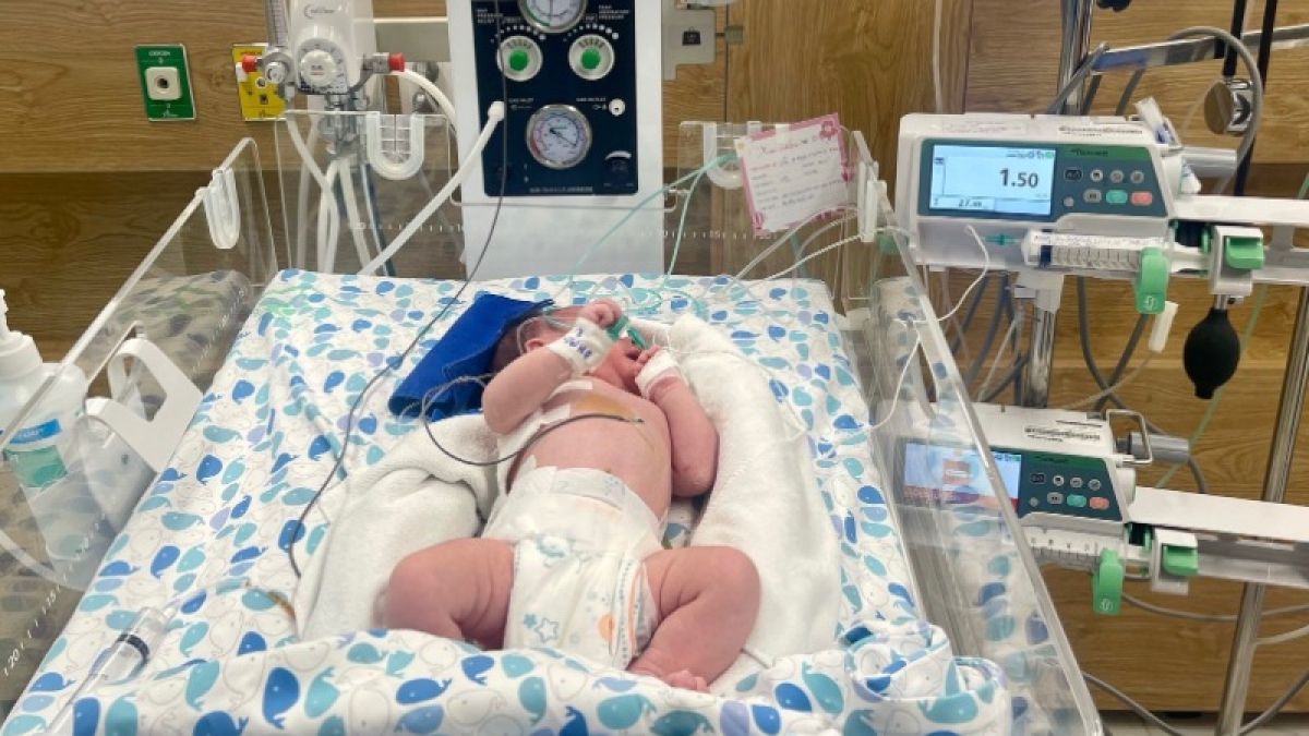 Bé Minh Thư được theo dõi và chăm sóc đặc biệt tại khoa sơ sinh. Ảnh: BVCC