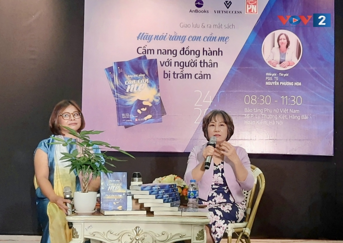 Tác giả Nguyễn Phương Hoa (phải) trong buổi giao lưu ra mắt sách ngày 24/5/2025 tại Hà Nội.