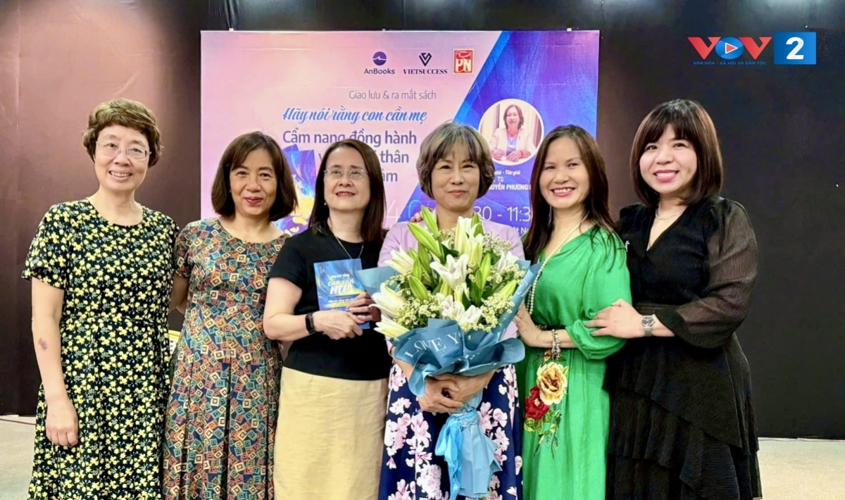 Các đại biểu chúc tmừng tác giả Nguyễn Phương Hoa