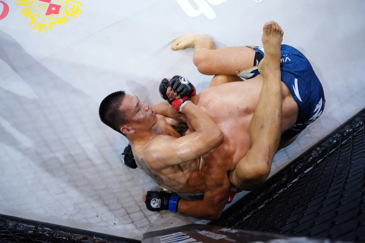 Phạm Công Minh gặp nhiều khó khăn trong hiệp 1 trận đấu với đối thủ tử Belarus (ảnh: MMA)