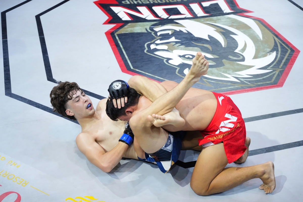 Adel Iabbarov áp đảo Lưu Nhân Nghĩa và có chiến thắng bằng đòn siết tam giác (ảnh: MMA)