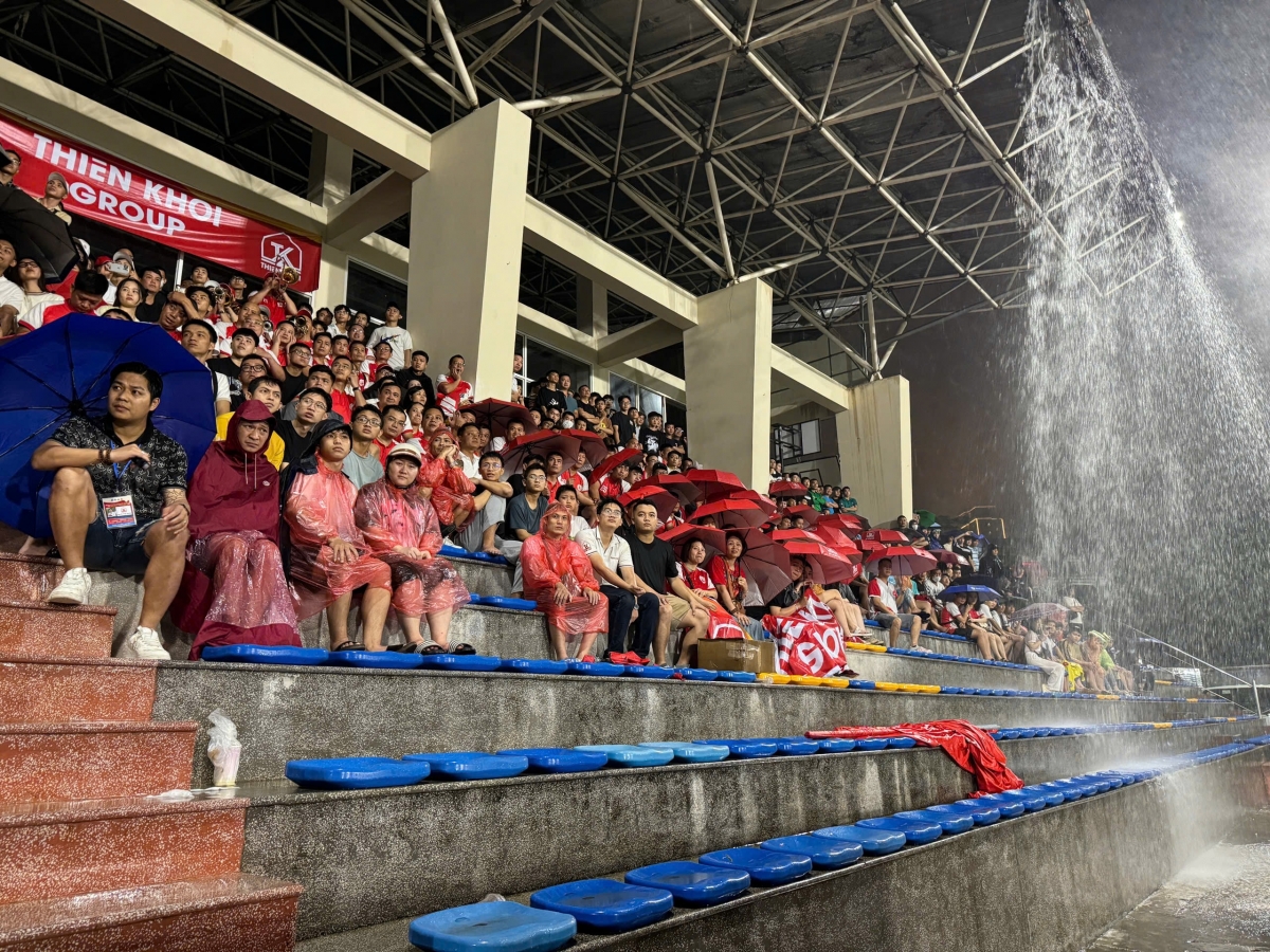 Đông đảo khán giả theo dõi trận tranh Siêu cúp dù trời mưa lớn (ảnh: Vietfootball)