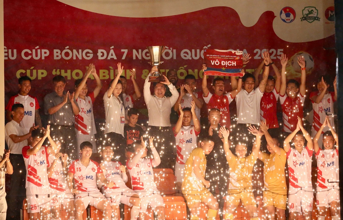 Thiên Khôi FC nhận Siêu cúp bóng đá 7 người sau màn “thuỷ chiến” với Đại Từ FC
(ảnh: Vietfootball)