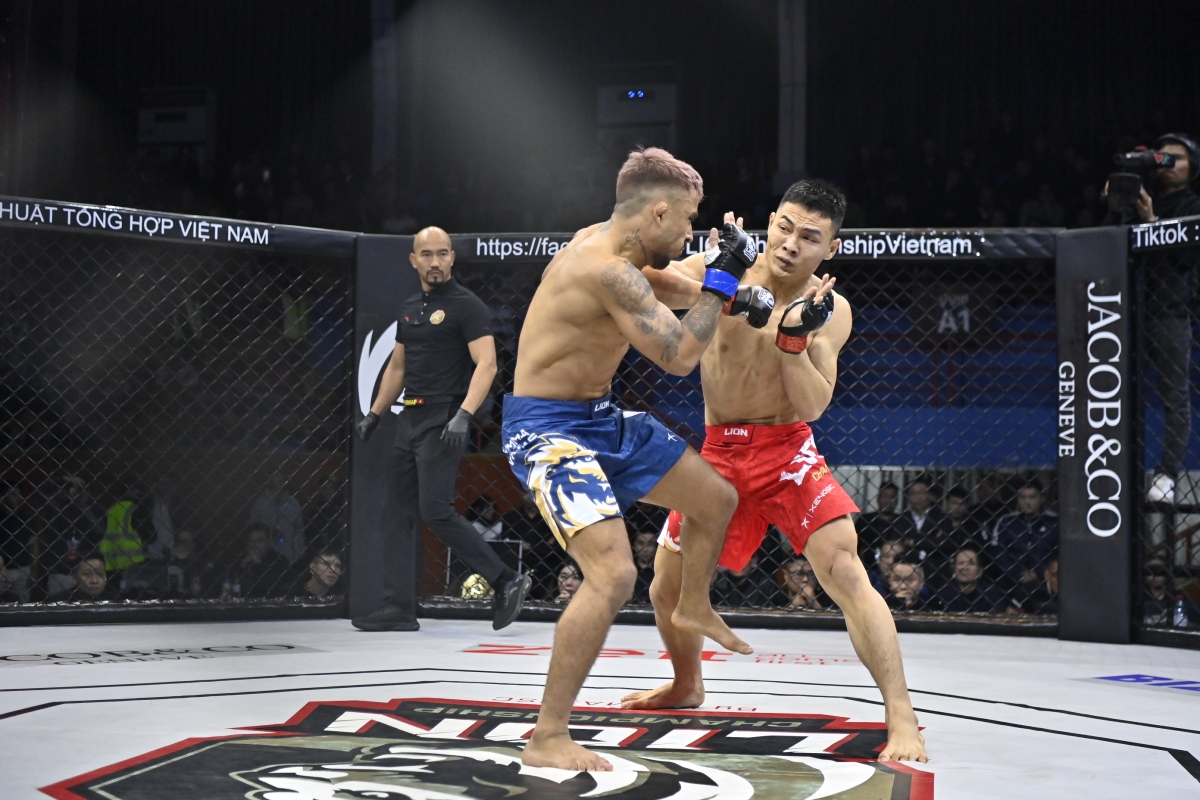Nghiêm Văn Ý (đỏ) trong một trận đấu tại Lion Championship (ảnh: VMMAF)