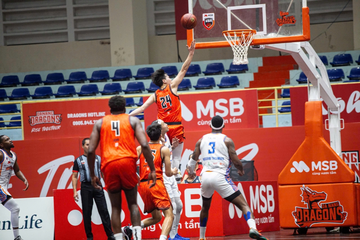 Danang Dragons và Hanoi Buffaloes cống hiến trận đấu hấp dẫn nhất từ đầu mùa (ảnh: VBA)