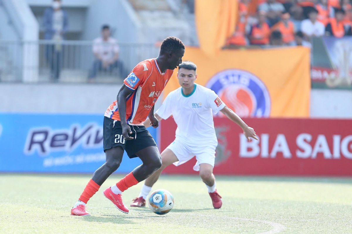 SHB thắng cách biệt BIDV Quang Trung nhờ hat-trick của Pape Omar (ảnh: Vietfootball)