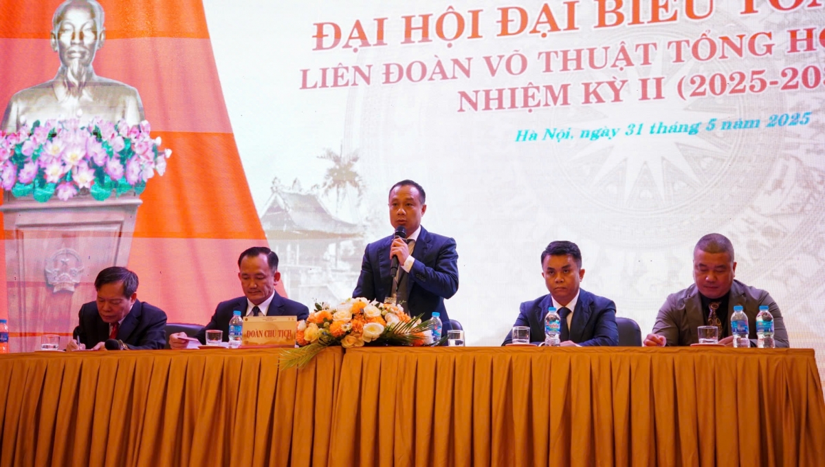 Ông Ngô Đức Quỳnh (đứng) tái cử Chủ tịch Liên đoàn Võ thuật tổng hợp Việt Nam nhiệm kỳ 2025 - 2030 (ảnh: VMMAF)