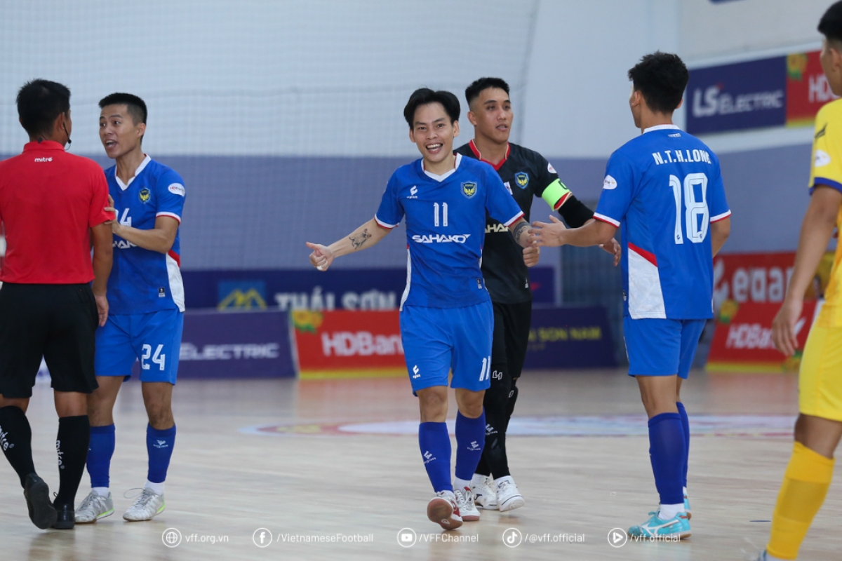 Nhật Trung vui mừng sau khi ghi bàn, đưa Sahako vượt lên dẫn trước. Ảnh VFF.