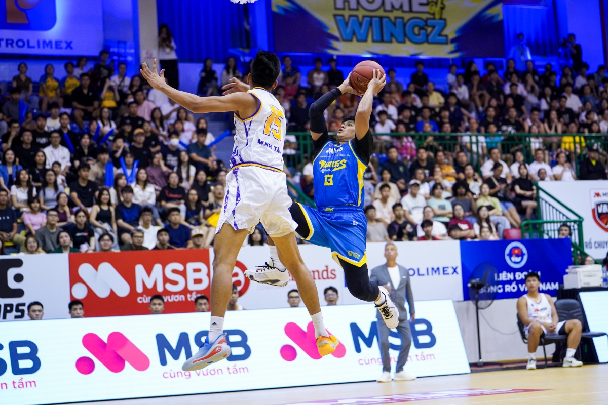James Martinez (áo xanh) trong nỗ lực lên rổ ghi điểm cho Ho Chi Minh City Wings (ảnh: VBA)