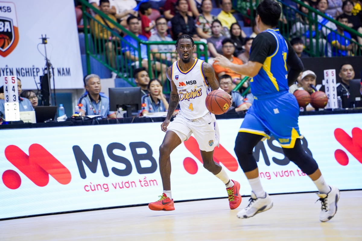 Jaylyn Richardson (áo trắng) trở thành Cầu thủ xuất sắc nhất trận với 29 điểm ghi được (ảnh: VBA)