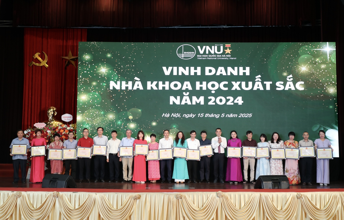 Các nhà khoa học xuất sắc trong nghiên cứu khoa học năm 2024 nhận Bằng khen của Giám đốc Đại học Quốc gia Hà Nội.