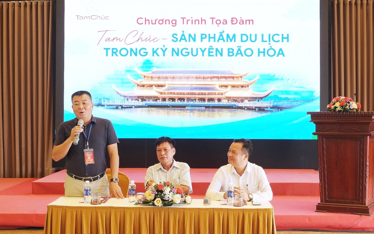Ban tổ chức chia sẻ thông tin về sản phẩm, dịch vụ du lịch Hà Nam tại tọa đàm