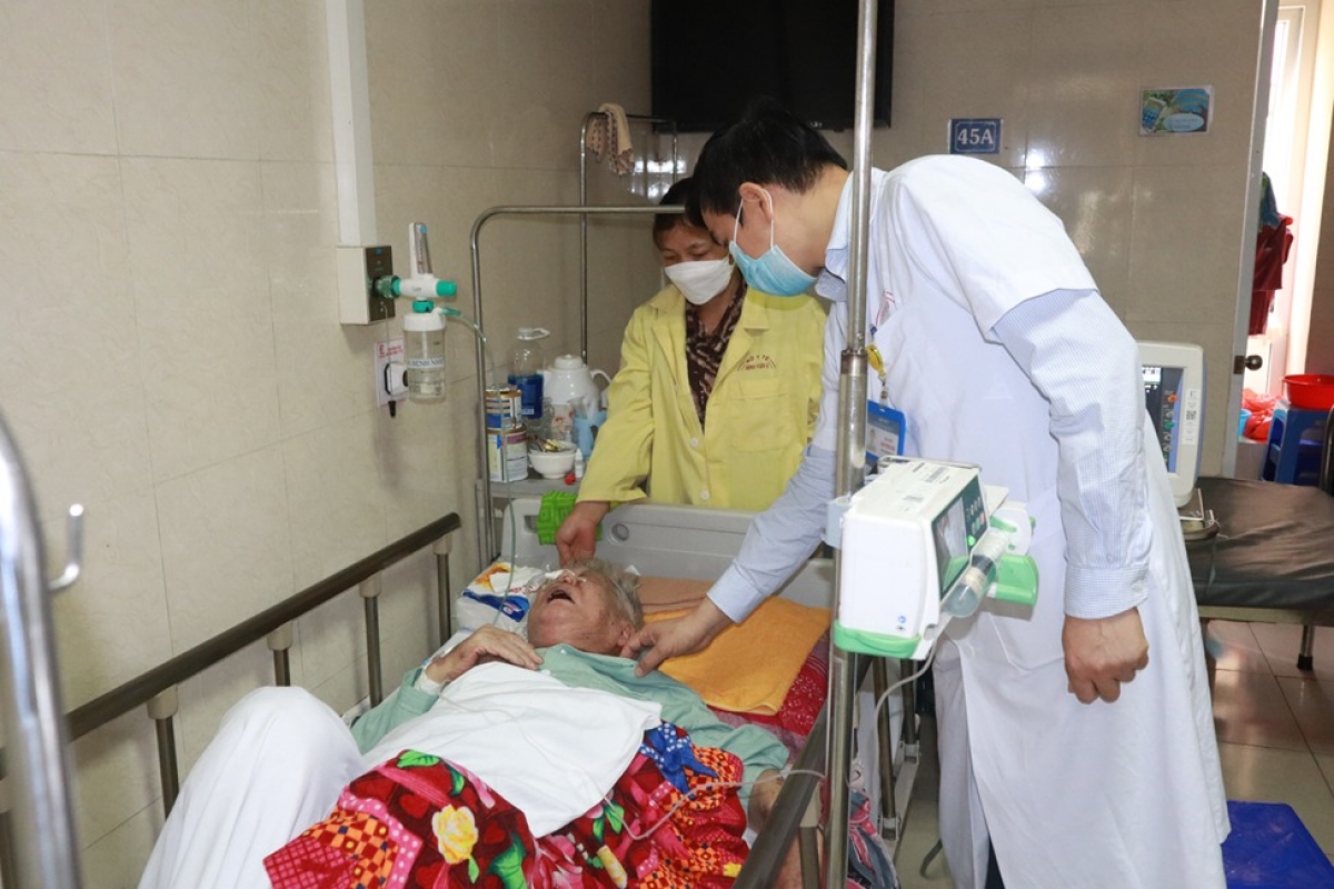 Bệnh nhân điều trị tại khoa Bệnh Nhiệt đới- Bệnh viện E. Ảnh BVCC
