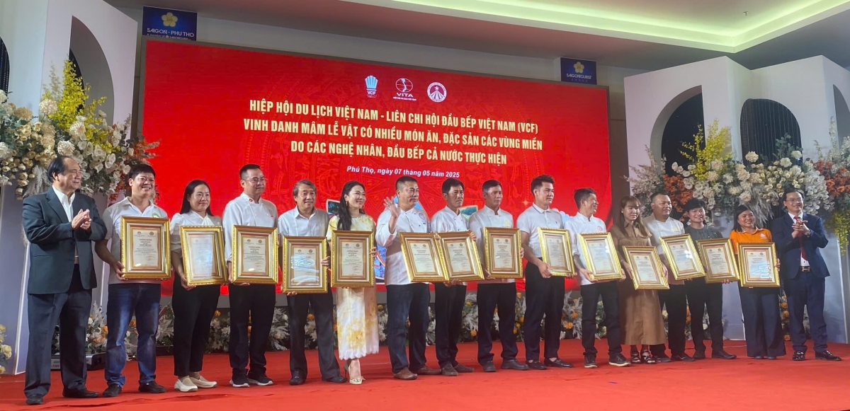 Trao giấy chứng nhận tham gia sự kiện xác lập Kỷ lục tới 181 Hội, chi hội, nhà hàng và các đầu bếp trên cả nước. Ảnh: BTC