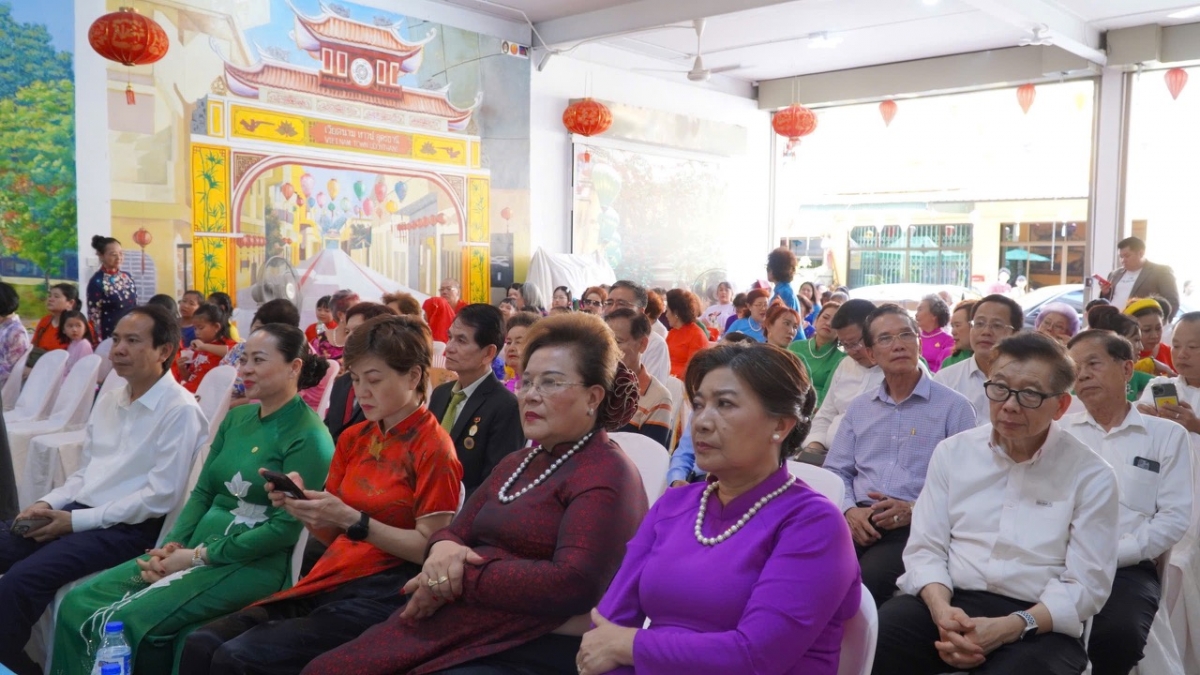 Khách mời dự lễ khánh thành tủ sách tại trường tiếng Việt, tiểu học Khánh An tại Thái Lan.