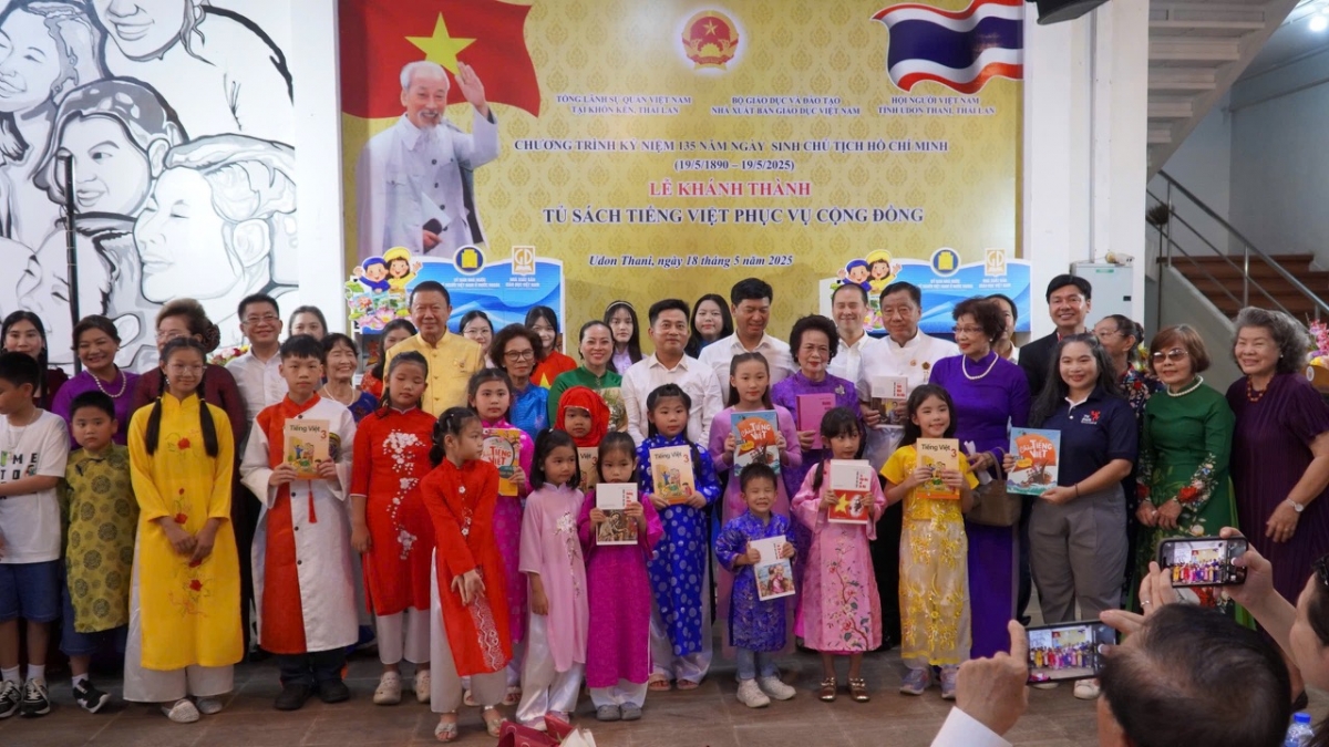 Học sinh trường tiểu học Khánh An tại Thái Lan vui mừng nhận sách tiếng Việt
