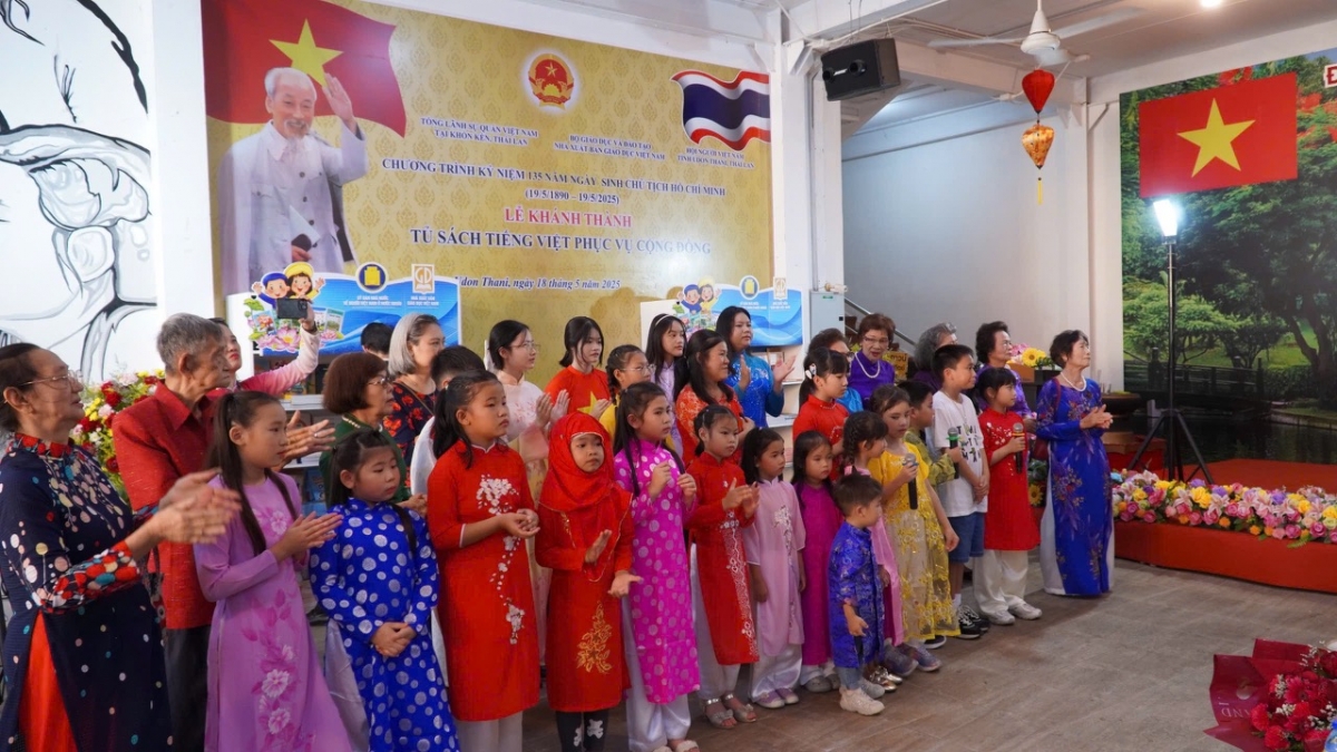 Tiết mục văn nghệ về Bác Hồ của thầy và trò trường tiếng Việt Khánh An biểu diễn trong dịp khánh thành "Tủ sách tiếng Việt" đúng kịp kỷ niệm 135 năm ngày sinh nhật Bác tại Thái Lan.