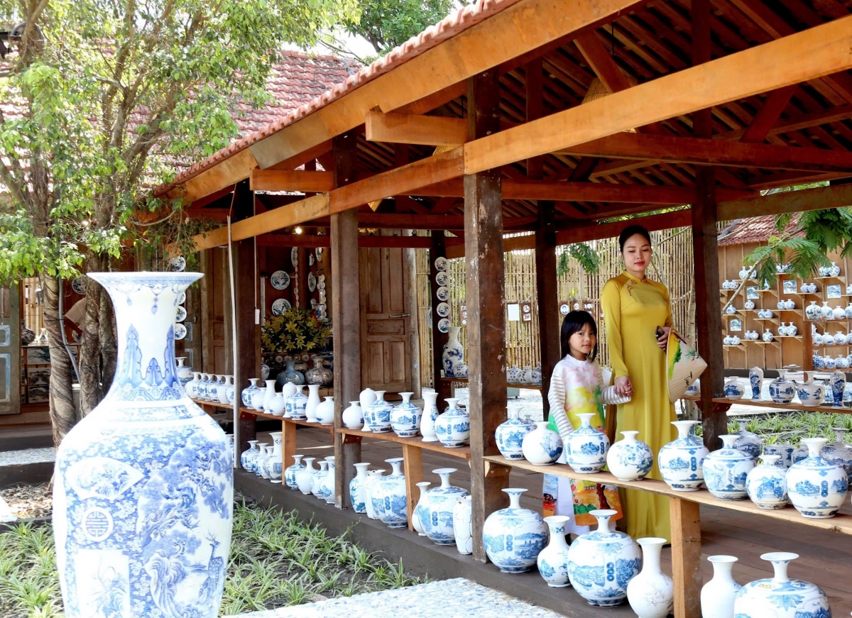 Du khách tham quan tìm hiểu sản phẩm Gốm Bồ Bát, Ninh Bình. Ảnh: Minh Đường