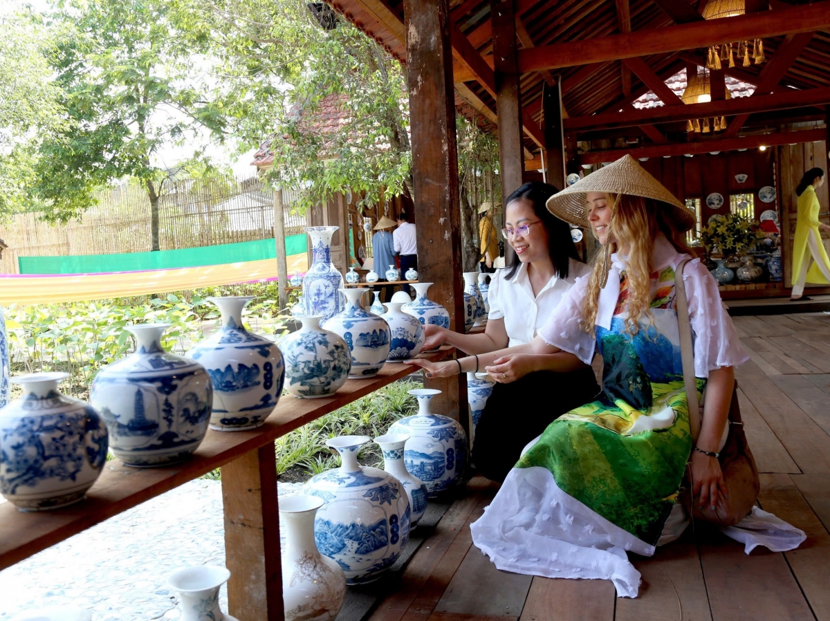 Sản phẩm làng nghề truyền thống Ninh Bình cũng là sức hút du khách với những trải nghiệm ấn tượng. Ảnh: Minh Đường