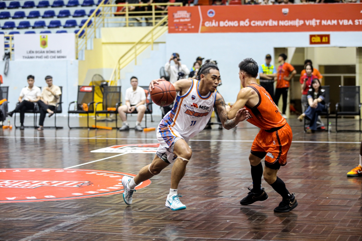 Lian Ramiro vào sân, tạo bước ngoặt cho Hanoi Buffaloes ở trận ra quân (ảnh: VBA)